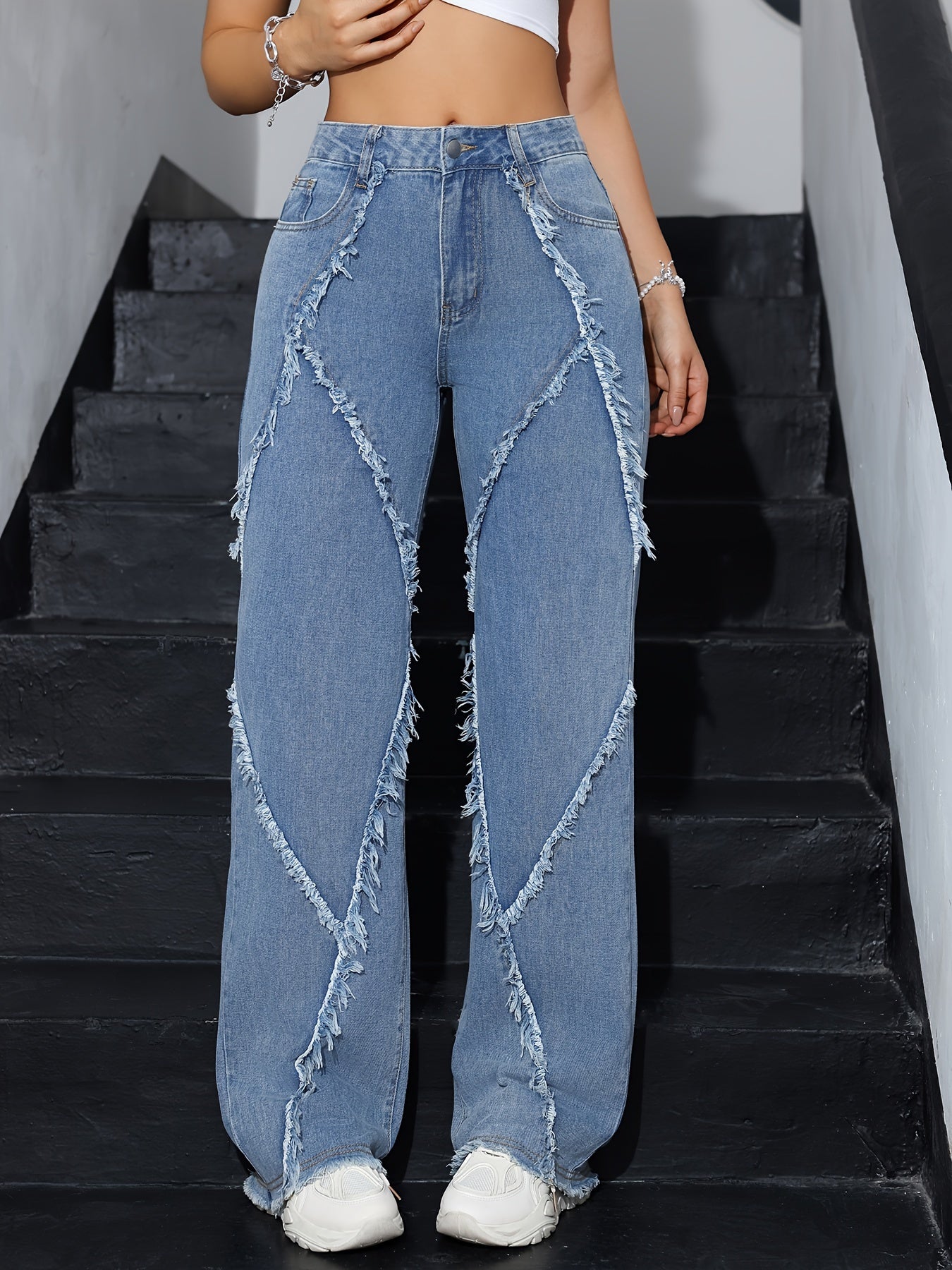 Nicole geniş paça denim, yırtık dikiş detayları ve fransız kenarları ile açık mavi