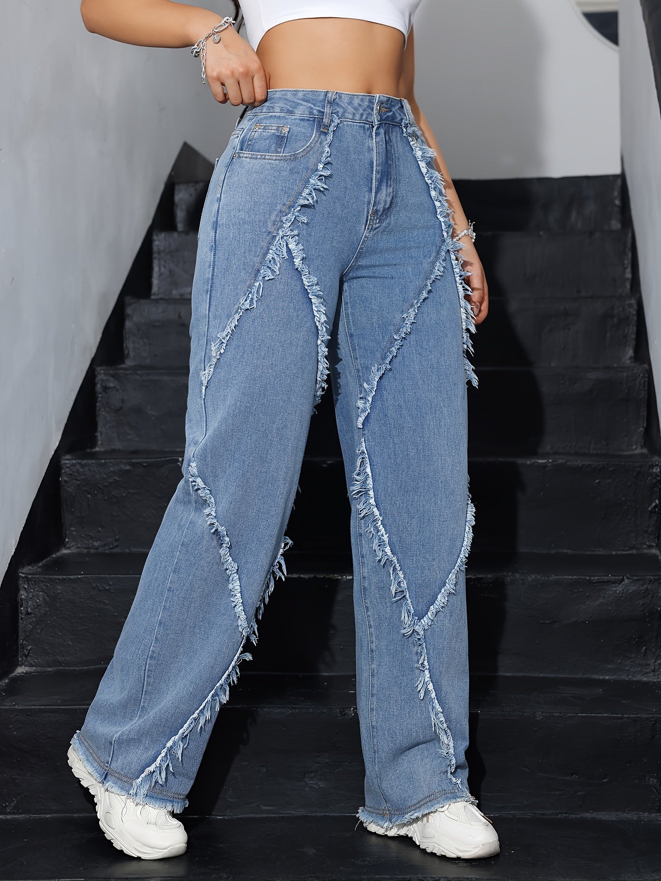 Nicole geniş paça denim, çapraz yırtık dikişlerle hafif mavi geniş paça kot pantolon
